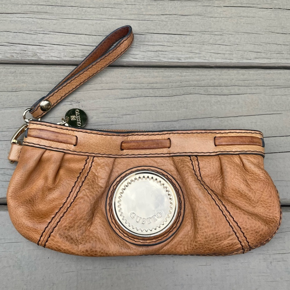 Gusto wristlet